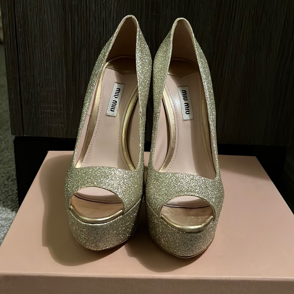 Miu Miu NIB Gold Glitter peep toe heels SZ 7/38